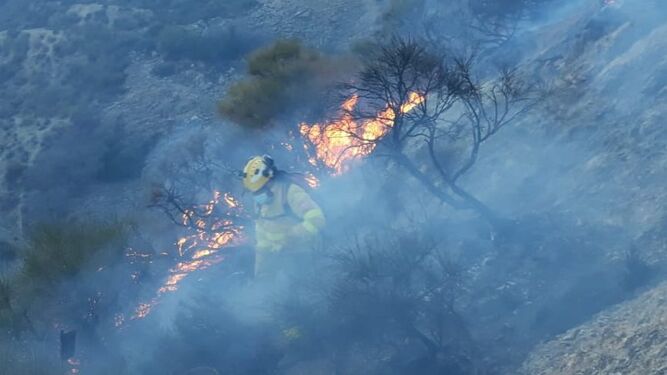 Un bombero del Infoca, durante las labores de extinción de este incendio en Órgiva y Almegíjar.