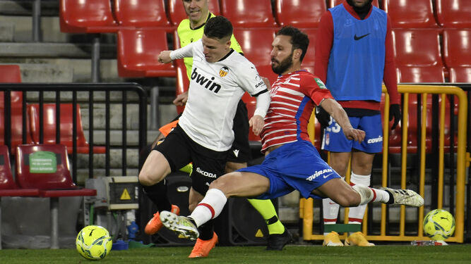 Germán trata de cortar un avance por banda de Kevin Gameiro, autor del gol del Valencia.