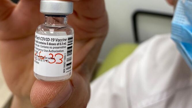 Un sanitario muestra una dosis de la vacuna de Pfizer contra el coronavirus.