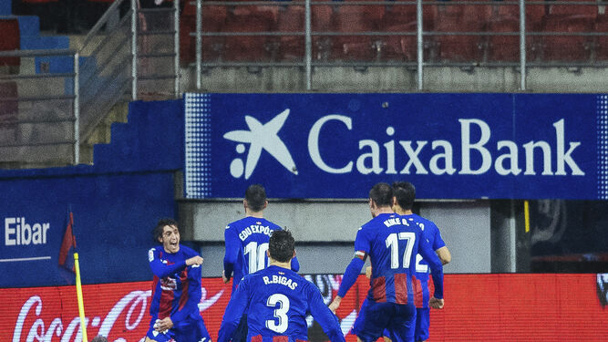 Los jugadores del Eibar celebran uno de los goles marcados