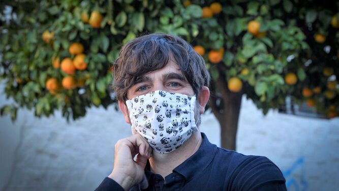 Felipe Fuentelsaz, ingeniero agrícola y coordinador para WWF del proyecto Zitrus, junto a un naranjo en Sevilla.