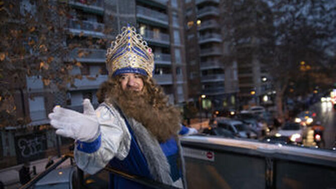 Fotos: as&iacute; ha sido el recorrido en autob&uacute;s de los Reyes Magos por Granada