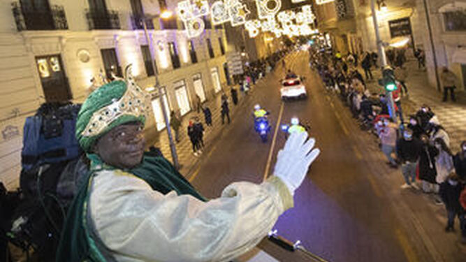 Fotos: as&iacute; ha sido el recorrido en autob&uacute;s de los Reyes Magos por Granada