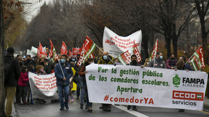 CCOO y Fampa Alhambra se manifestaron de nuevo este jueves por los comedores escolares.