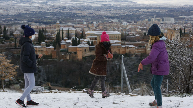 Fotos: la borrasca Filomena hace que Granada amanezca cubierta de nieve por primera vez este 2021