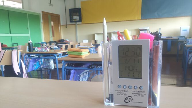 El termómetro marca 11,1 grados en un aula de un colegio de Peligros.