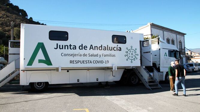 La unidad móvil de la Junta realizó esta mañana el cribado masivo en Algarinejo