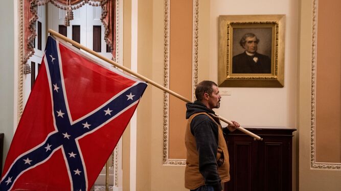 Un manifestante con la bandera confederada durante el asalto al Capitolio de EEUU