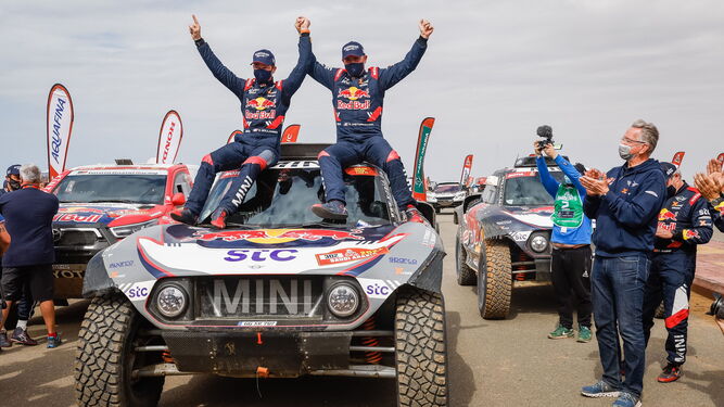 Peterhansel celebra con Boulanger su triunfo en el Dakar