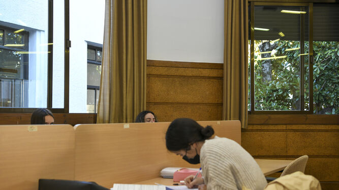 Estudiantes en la sala habilitada para estudiar en el V Centenario.