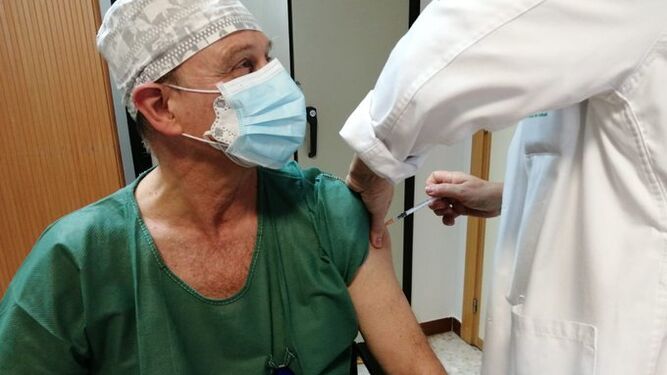 Así es el protocolo de vacunación de vacunación de profesionales sanitarios en el Hospital Virgen de las Nieves de Granada