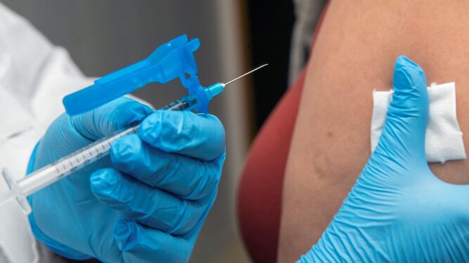 Una sanitaria se dispone a inocular una dosis de la vacuna contra la covid-19.
