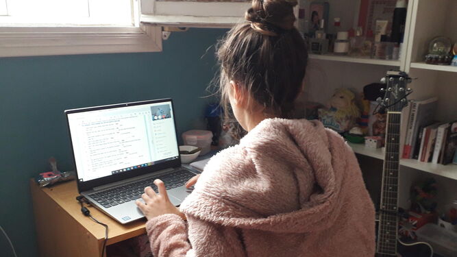 Una estudiante, en su casa, en una imagen de archivo.