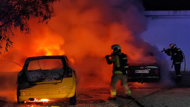 Arden dos coches en Almuñécar.
