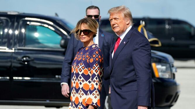 Melania, junto al ex presidente Donald Trump, a su llegada a Florida en el avión presidencial.
