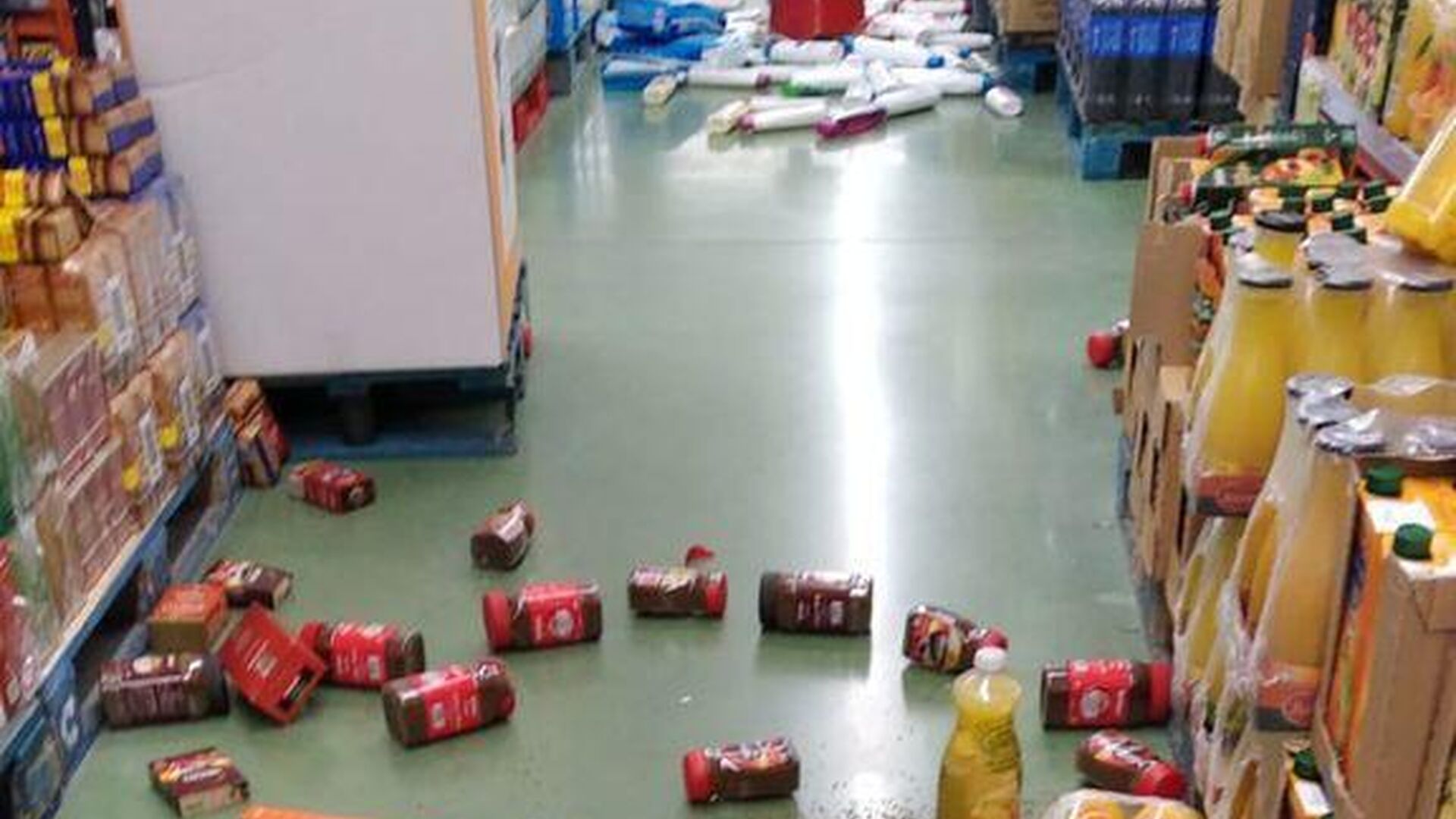 Fotos: as&iacute; ha quedado un supermercado por el terremoto de Granada