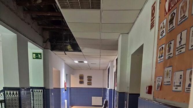 El techo caído en un colegio santaferino tras el terremoto del sábado