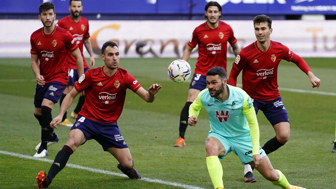 Jorge Molina busca el remate de cabeza en el partido ante Osasuna