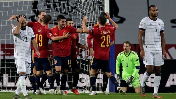 Los jugadores españoles celebran uno de sus seis goles a Alemania en La Cartuja.