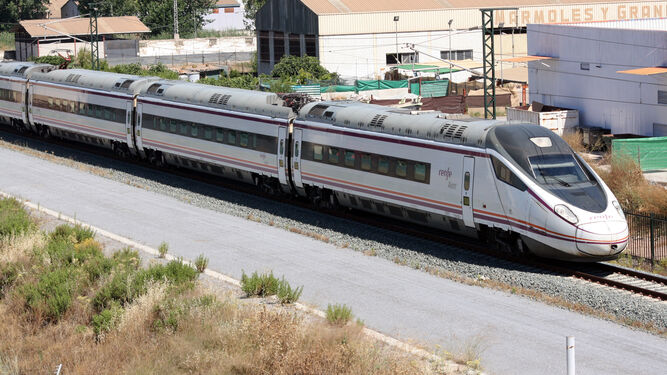 Tren Avant entrando en Granada por la LAV de Antequera, parte del Corredor Mediterráneo