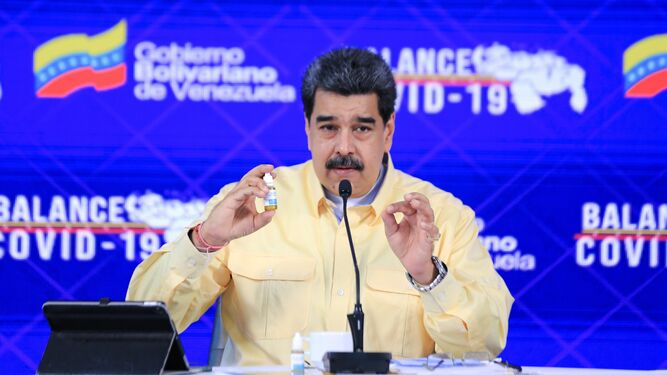 Nicolás Maduro sostiene un frasco de las gotas que supuestamente "neutralizan" el coronavirus