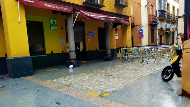 Nueva solería instalada en las calles Mateos Gago y Rodrigo Caro.
