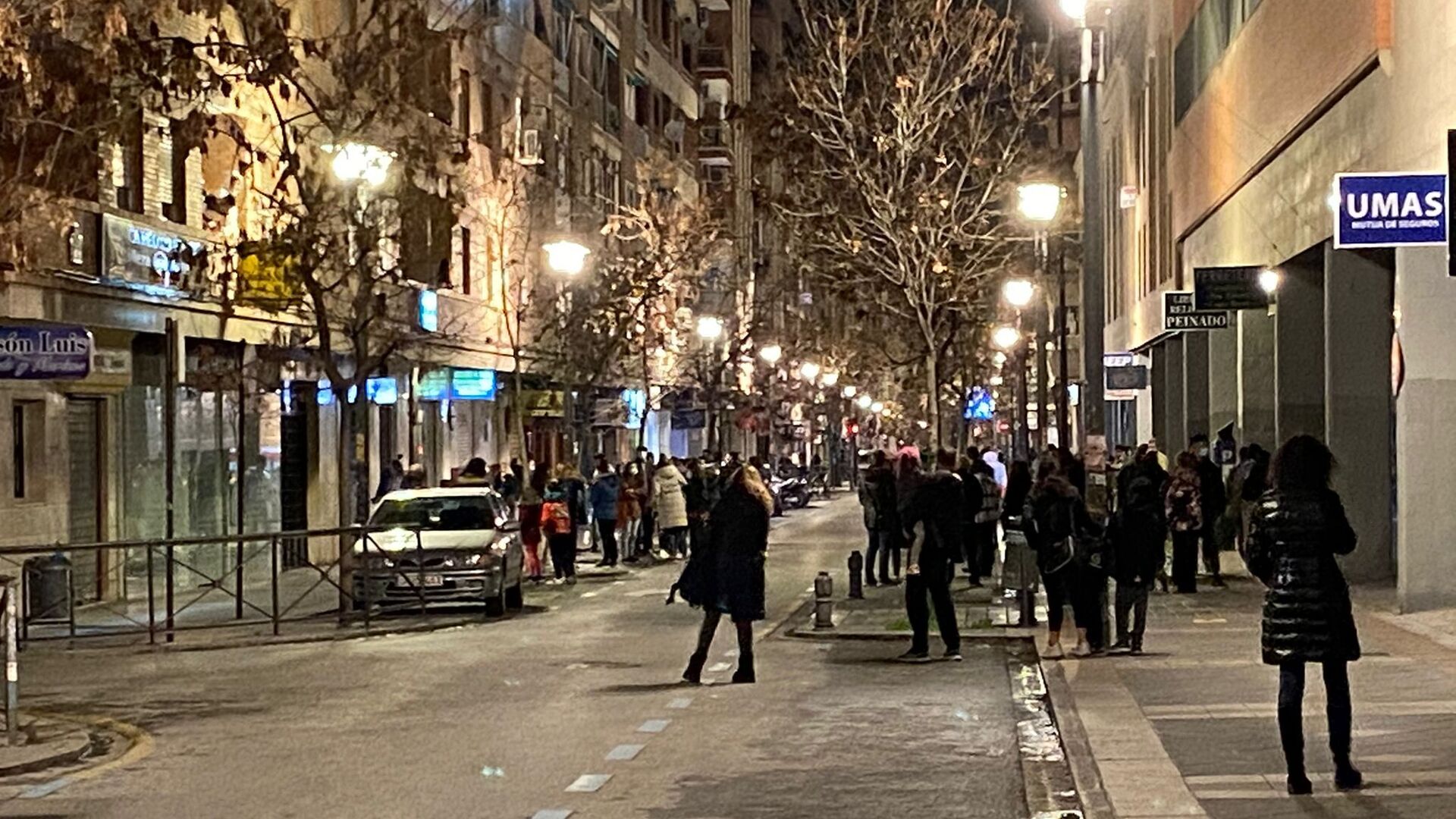 Fotos: cientos de personas salen a la calle tras los terremotos en Granada