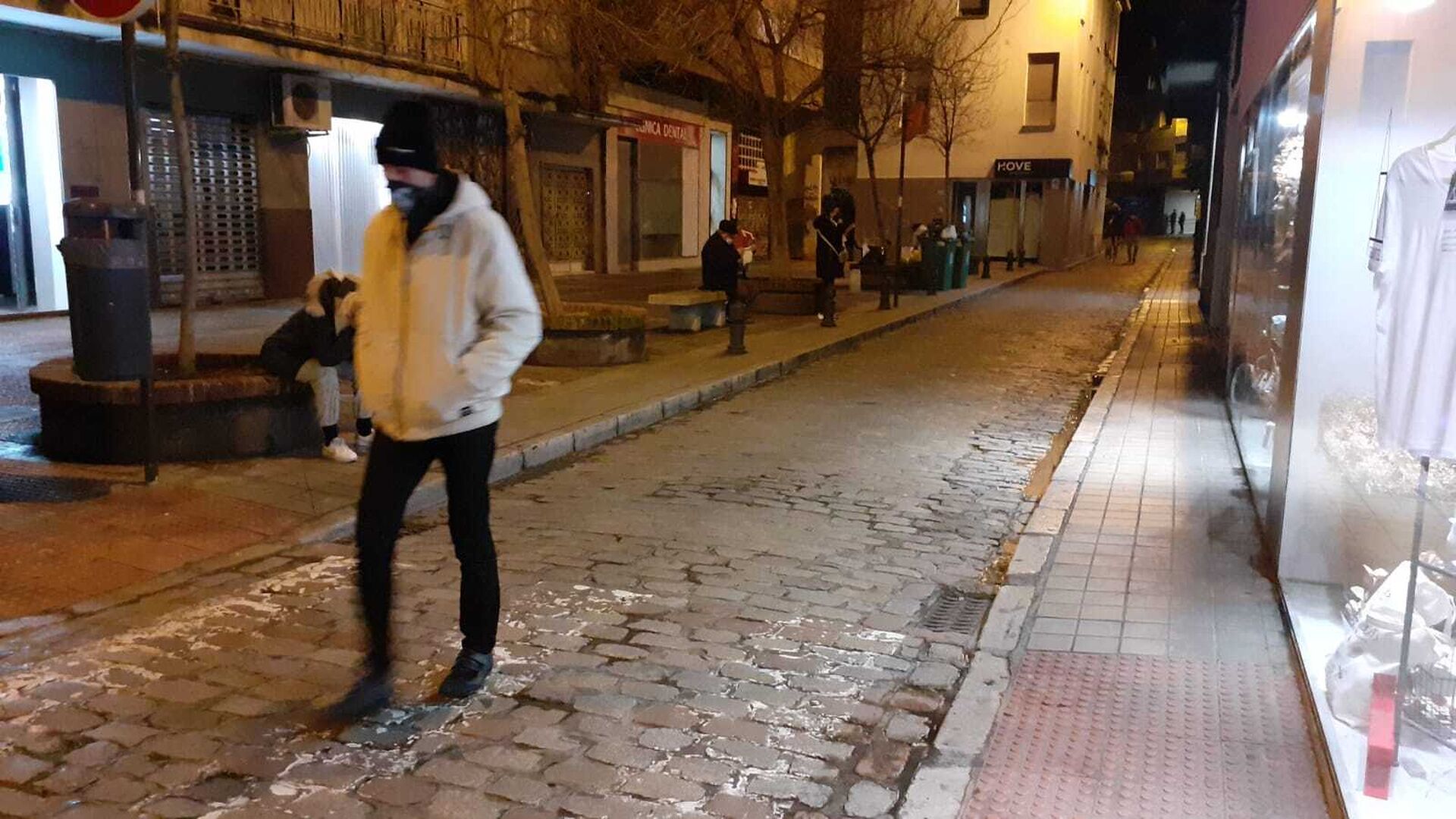 Fotos: cientos de personas salen a la calle tras los terremotos en Granada