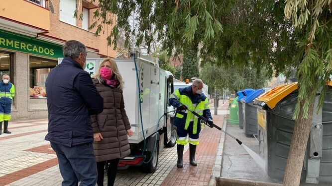 Granada vuelve a desinfectar todos los contenedores de basura de la ciudad ante la tercera ola