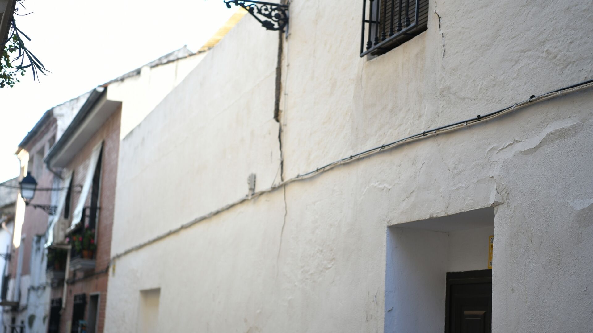 Fotos: Grietas y cascotes en Santa Fe el d&iacute;a despu&eacute;s del gran terremoto en Granada