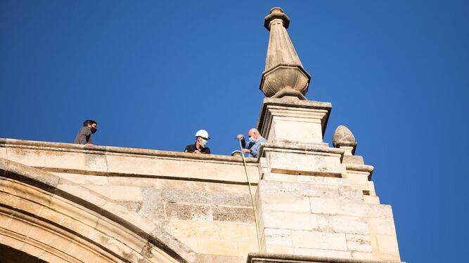 El terremoto causa un desprendimiento en la cruz de la Catedral de Granada
