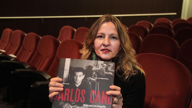 Una biografía de Carlos Cano contada a través de los testimonios  de sus amigos