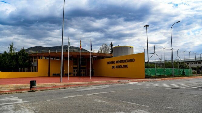 Un interno intenta apuñalar a funcionarios de la cárcel de Albolote en Granada