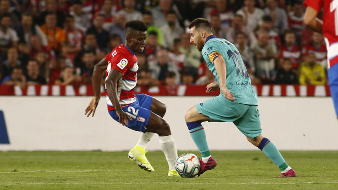 Ramón Azeez ante Leo Messi en el duelo liguero de la pasada temporada.