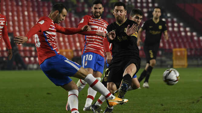 Víctor Díaz despeja ante la presencia de Messi.