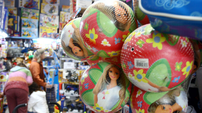 Balones dirigidos a niñas en una juguetería.