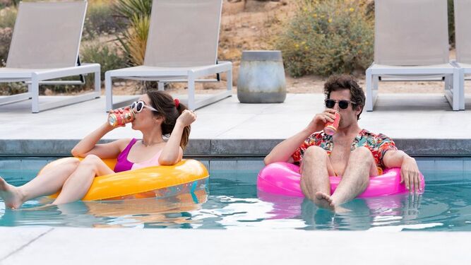 Cristin Milioti y Andy Samberg en una imagen de 'Palm Springs'.