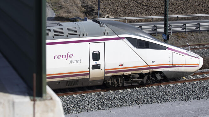 Un tren Avant Sevilla-Granada por la LAV Antequera-Granada en las inmediaciones de Atarfe