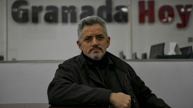 El novelista, traductor y profesor universitario José Abad, en la redacción de 'Granada Hoy'