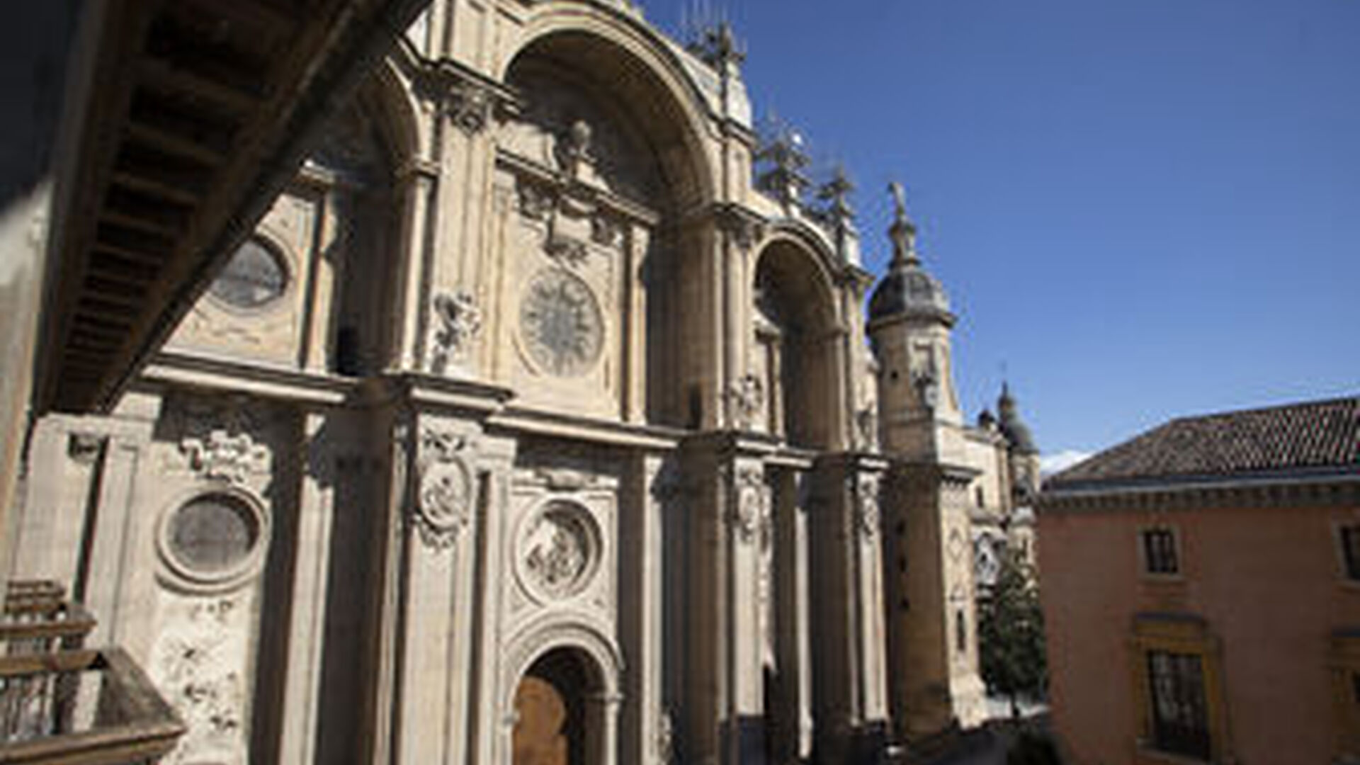 Fotos: Andamios en la Catedral de Granada para reparar los desperfectos por los terremotos