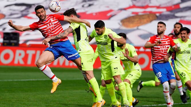 Jorge Molina trata de rematar de cabeza en el partido ante el Atlético