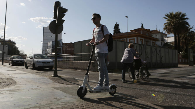 Los patinetes eléctricos se han convertido en una forma más de transporte en las urbes.