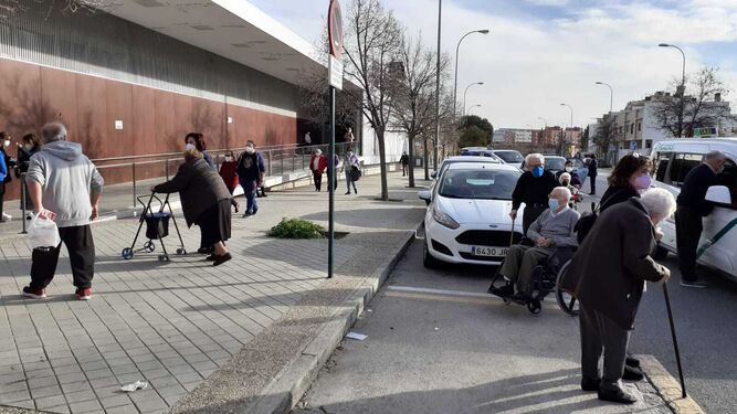 Aspecto de los exteriores del centro de salud Albayda-La Cruz, en la capitalm con muchos ancianos acompañados tras vacunarse o yendo a ello.