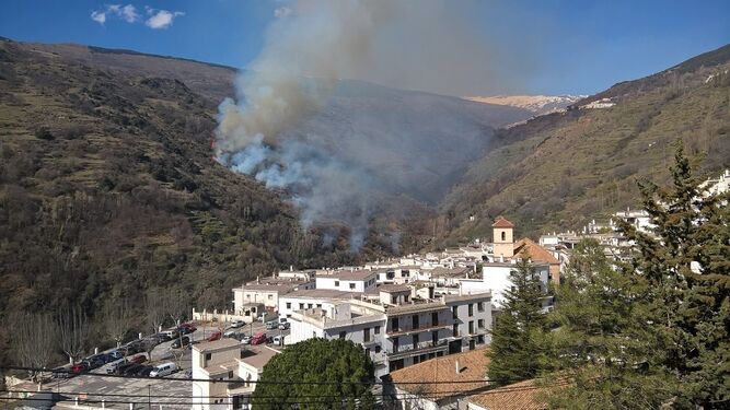 Vista del incendio que afecta al Barranco de Poqueira.