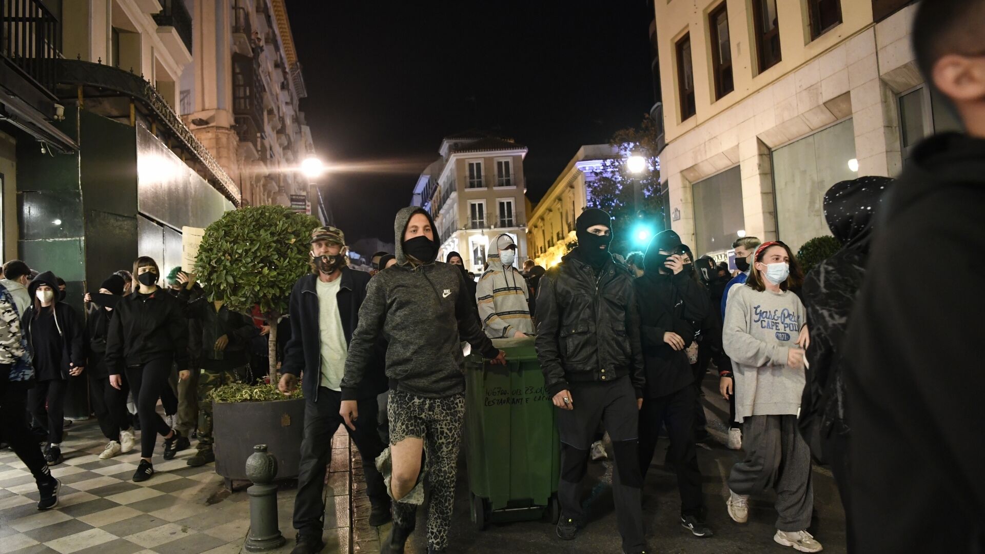 Fotos: disturbios y altercados entre manifestantes y la Polic&iacute;a en Granada