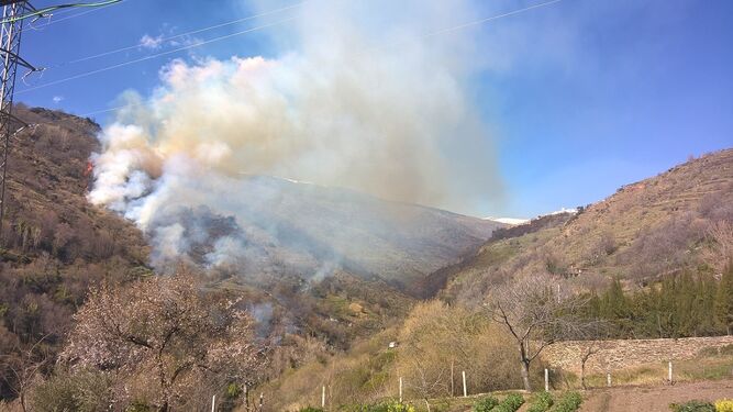 Imagen del incendio forestal declarado el viernes en el Barranco de Poqueira.