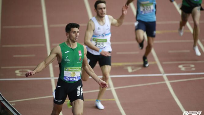 Dani Rodríguez (i) entra ganador en la prueba de 200 metros