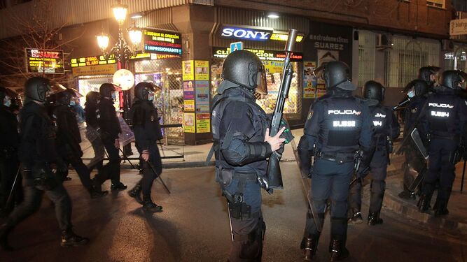 Policías desplegados anoche en Granada en Carril del Picón
