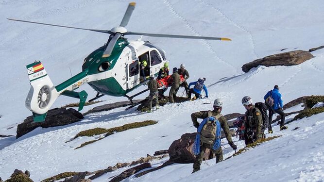 El helicóptero de la Guardia Civil de Granada durante un rescate en un accidente de montaña.