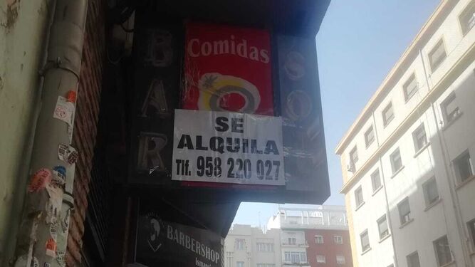 El cartel de 'se alquila' en el Bar Sol de Granada